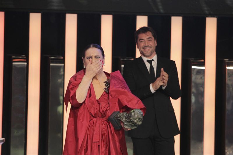 Terele Pávez, emocionada al recoger el Goya a la mejor actriz de reparto.