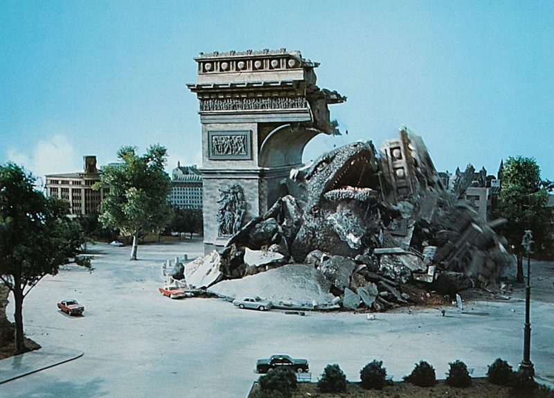 Gorosaurus destruyendo París