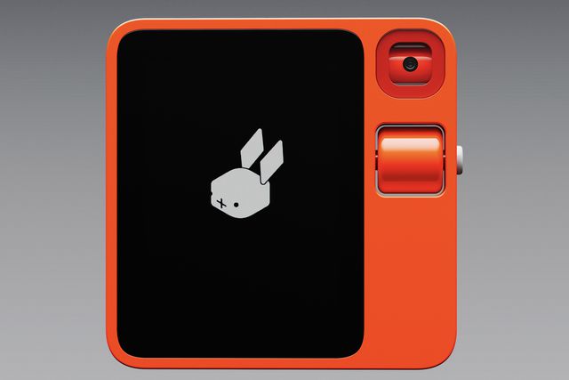 Dispositivo Rabbit R1, mostrando el conejo de su interfaz en pantalla