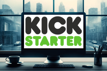 Escritorio con pantalla de computadora, en tono triste, con el logo de Kickstarter en el centro
